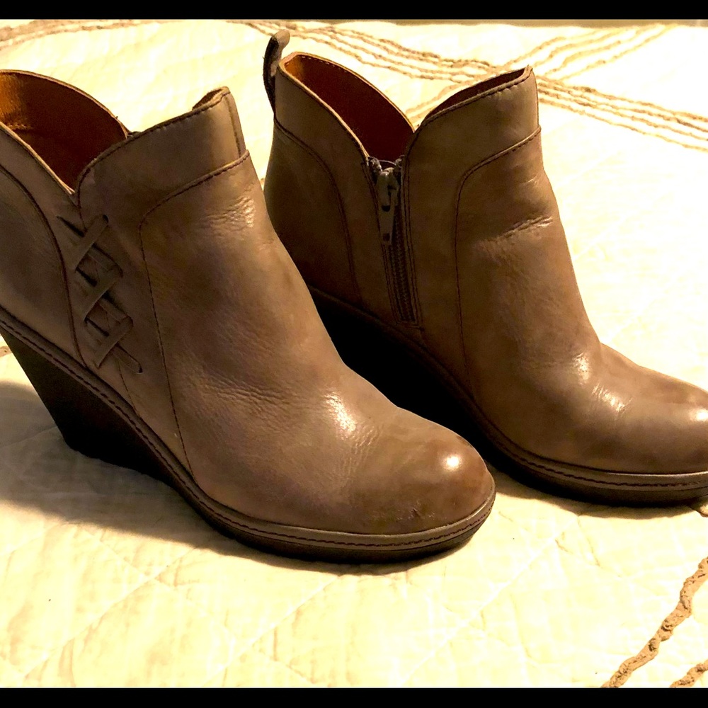 Size 9 wedge booties